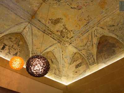 ...con alcune lampade arancioni e marroni appese che danno un tocco discreto di modernit� a un tesoro cos� arcaico